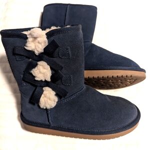 Koolaburra by UGG slip on girls boots navy blue with side bows sz 1